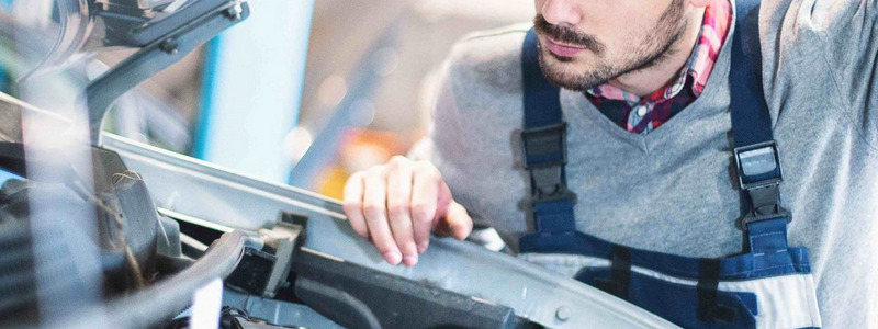 conducteurs remplissant constat amiable après accident voiture